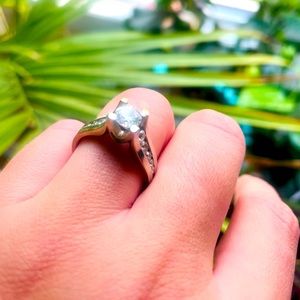 Beautiful 14k diamond ring 💍 with genuine diamonds on the side